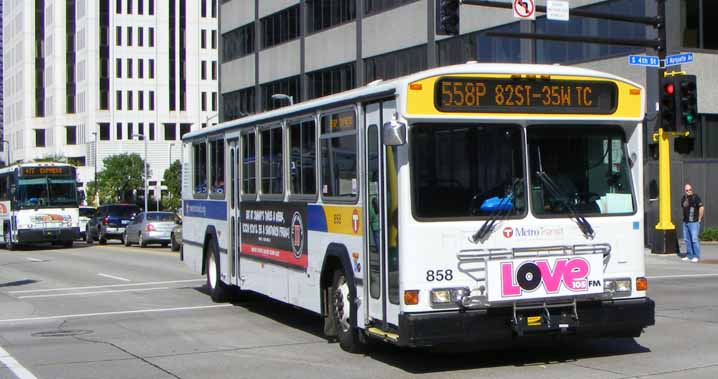 Metro Transit Gillig Phantom 858